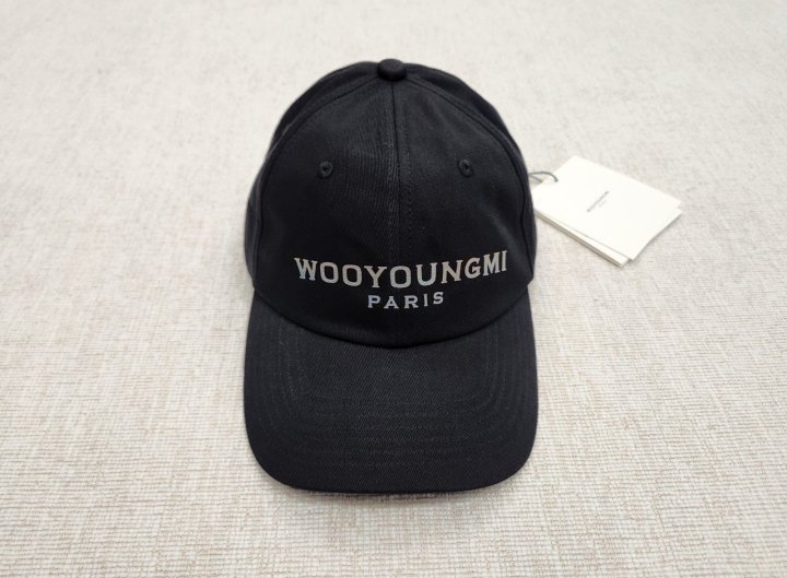 우영미 렌티큘러 로고 볼캡