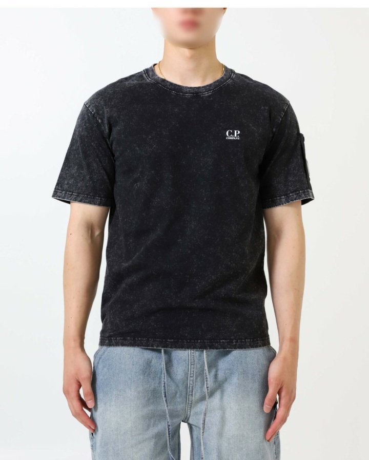 C.P 컴퍼니 워싱 로고 프린트 반팔 티셔츠   