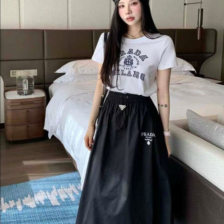 프라다 밀라노 로고 반팔티셔츠  & 롱스커트 SET