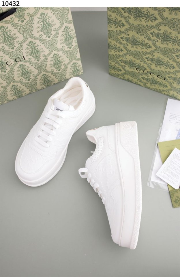 구찌 화이트 레더 GG 엠보스 스니커즈 