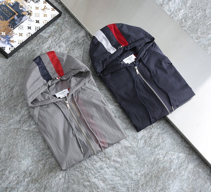 톰브라운  백삼선 홑겹 바람막이 자켓