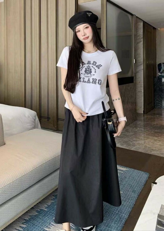 프라다  밀라노 로고 반팔티셔츠& 롱스커트 SET 