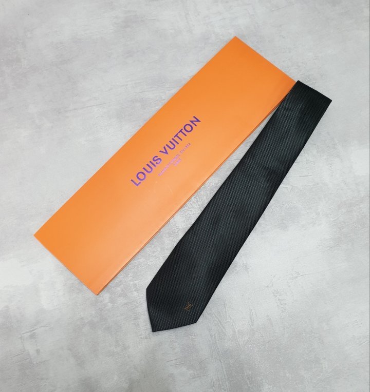 루이비통  펀칭 자수 넥타이