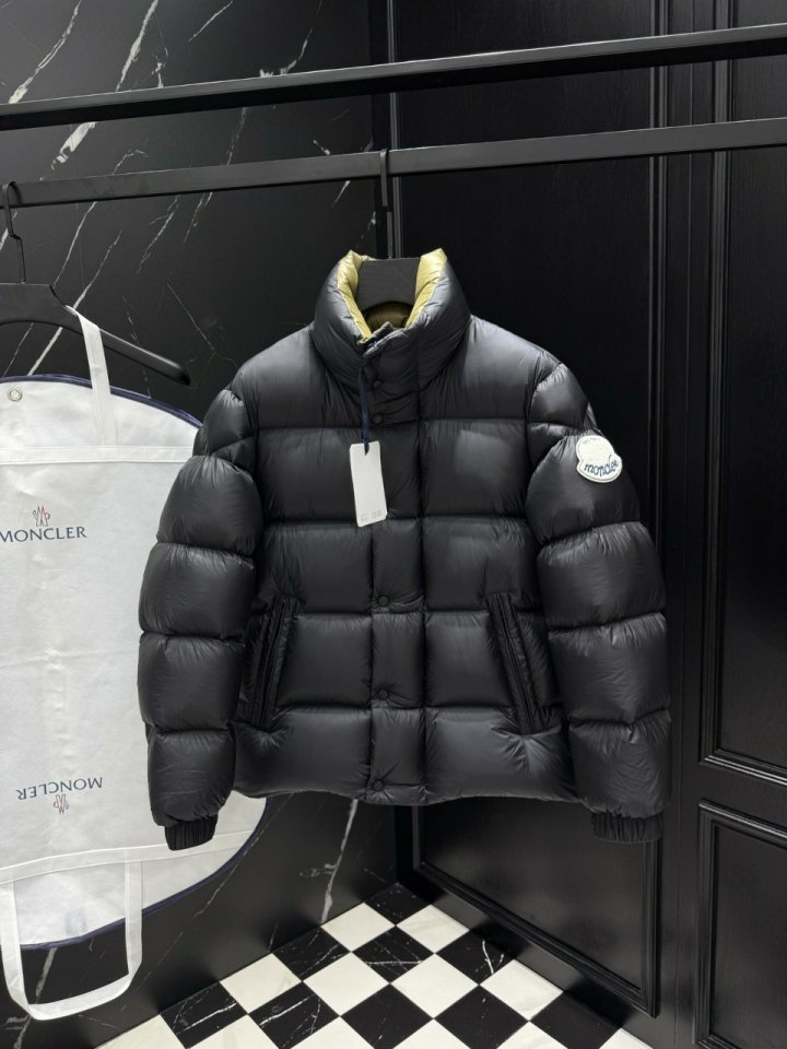 몽클레어  트리피티 로고 패치 다운 패딩