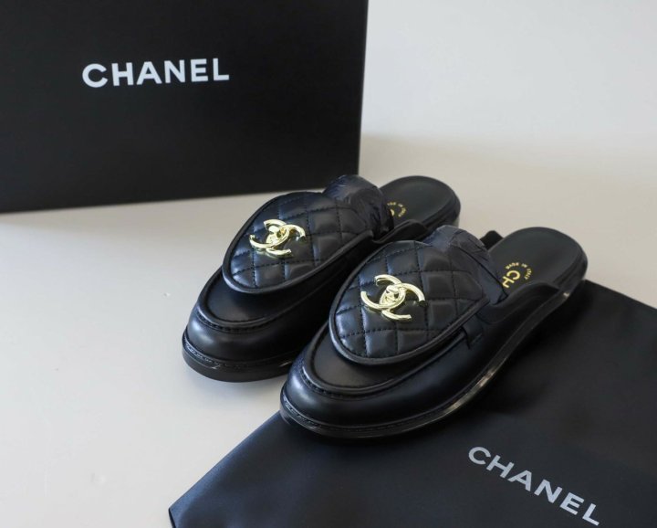 샤넬  CC 로고 퀼팅 턴락 뮬 클로그 슬리퍼  