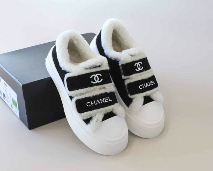 샤넬  양털 시어링 스니커즈    