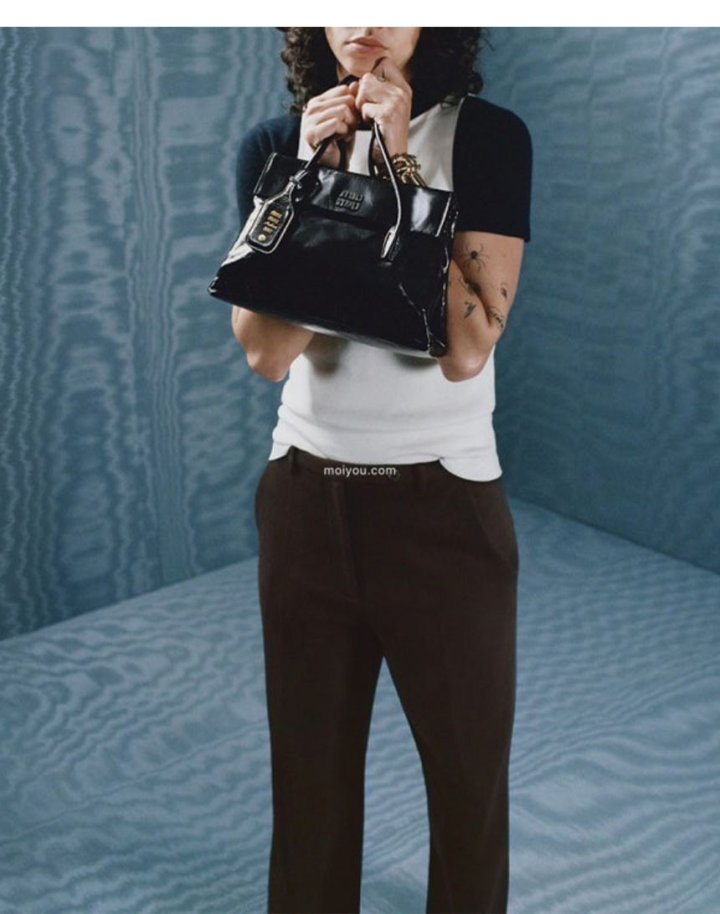 미우미우  솔리테르 광택 가죽 백  