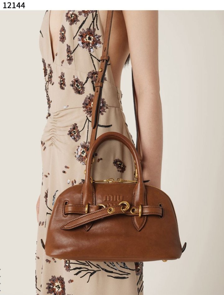 미우미우  아방뛰르 나파 가죽 미디움 백  