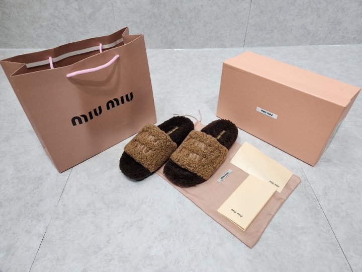 미우미우  뮬 양모 방한 슬리퍼