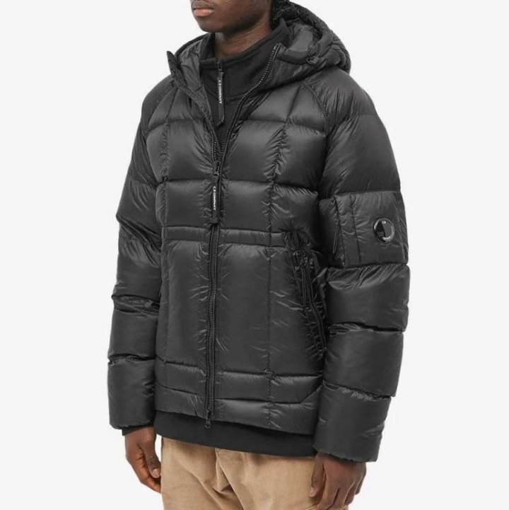 C.P컴퍼니    D.D.쉘 후드 다운자켓  