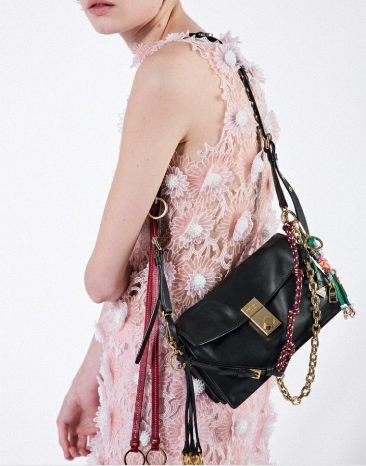 프라다 참이 달린 소프드 사운드 가죽 스몰 숄더백