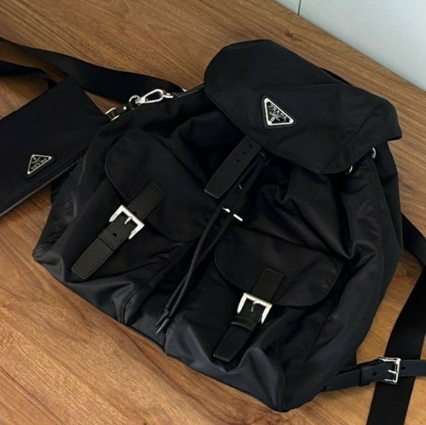 프라다 리나일론 파우치가 달린 미디엄 백팩