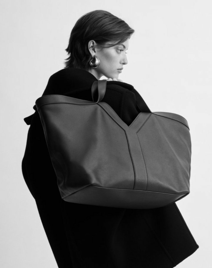 생로랑 가죽 소재의 Y 토트백